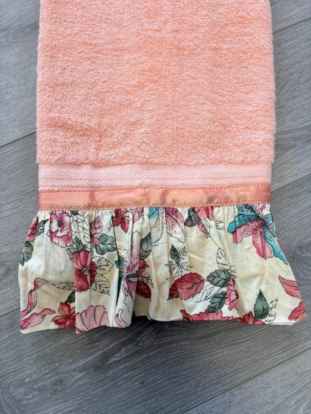 Vintage Cannon Bath Towel- Peach with Ruffle Floral Trim